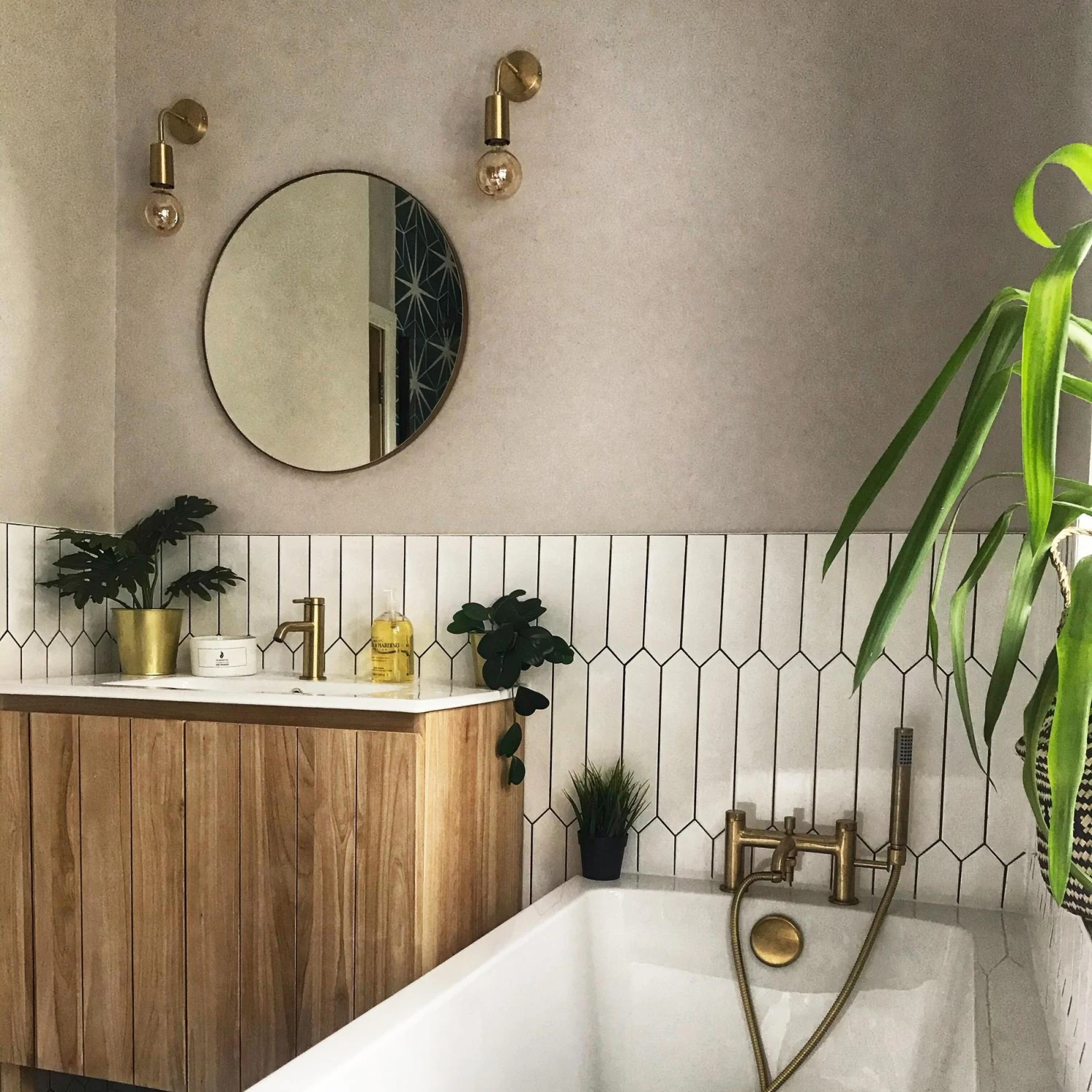 Sleek Edison Wall Light - Brass 11 Sleek Edison Wall Light - Brass - Image 11